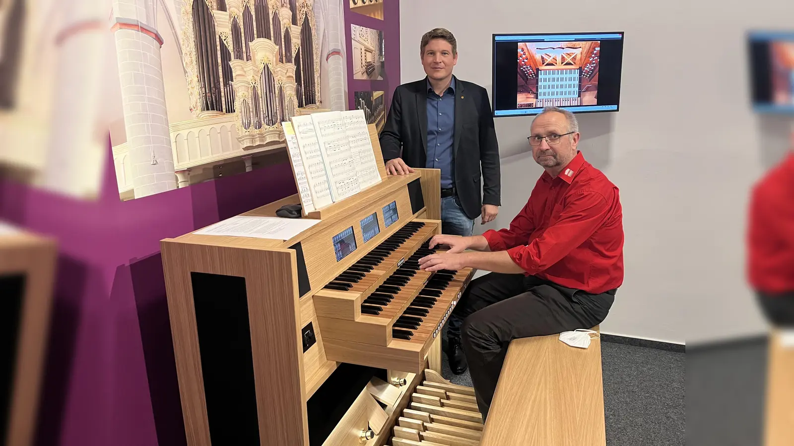 Museumsleiter Jörg Kraemer an der neuen virtuellen Orgel und Bürgermeister Nicolas Aisch. (Foto: Julia Sürder)