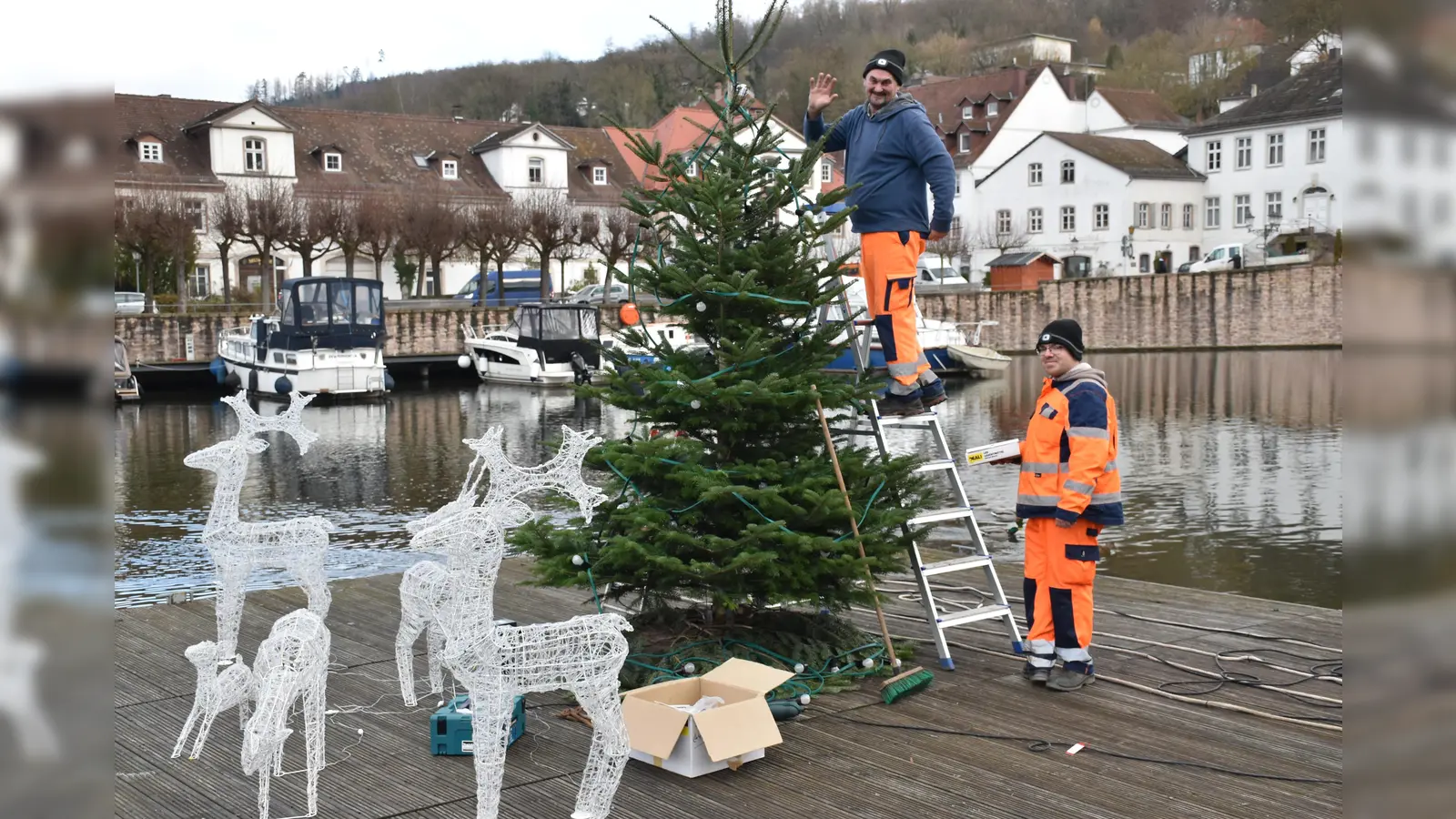 Mit der Leiter auf dem Ponton bis in die Baumspitze für das höchste Lämpchen. (Foto: Barbara Siebrecht)