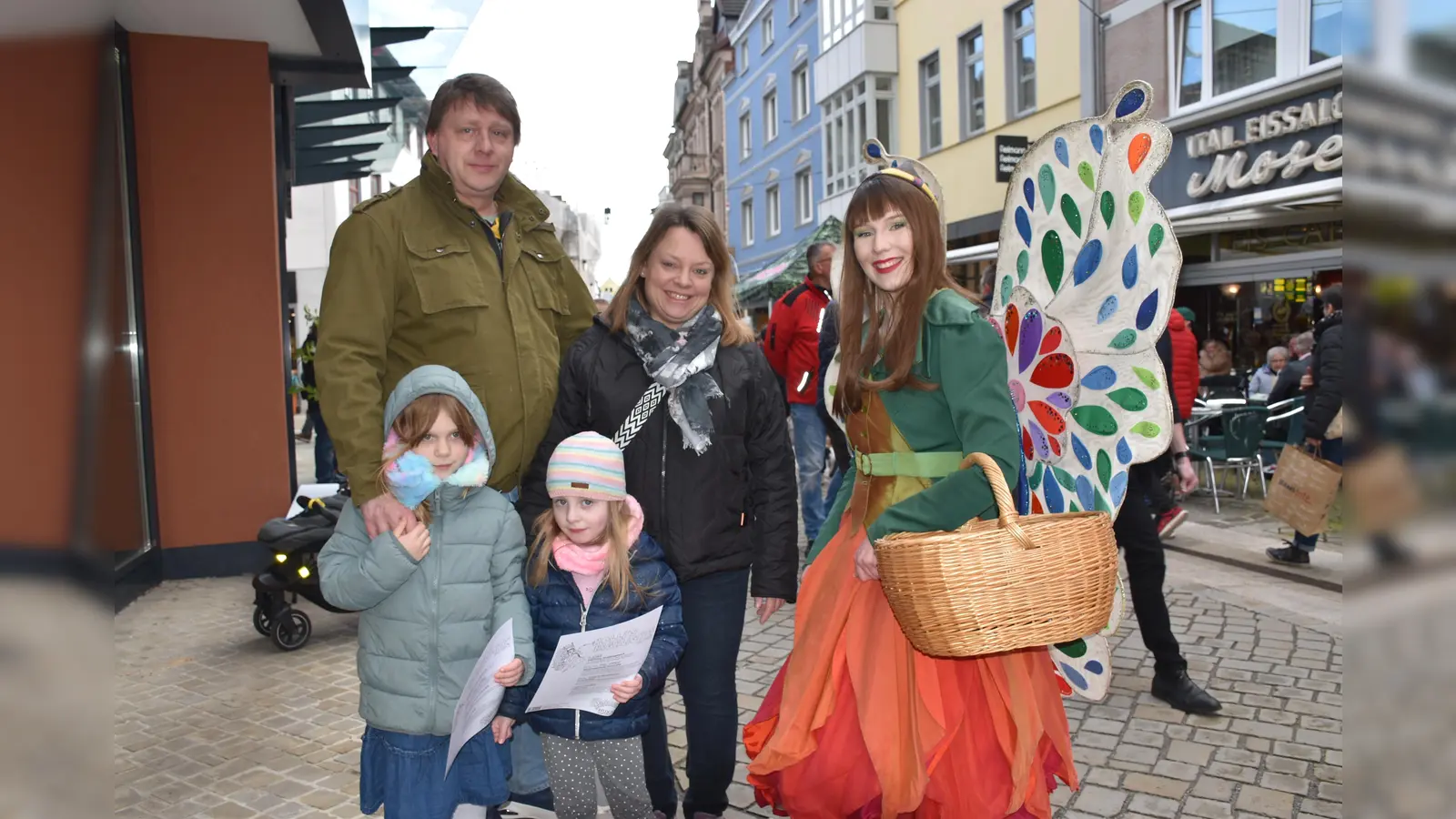 Für Familien hatte der Höxteraner Frühling viel zu bieten, Elfe Holli verteilte Ausmalbilder an die Kinder.  (Foto: Barbara Siebrecht)
