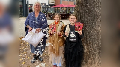 Die Darsteller von „Frau Holle“ freuen sich auf einen gelungen Märchensonntag (v.l.): Lydia Dabringhausen (Frau Holle) mit Celina Fot (Goldmarie) und Frieda Wachter (Pechmarie) (Foto: privat)