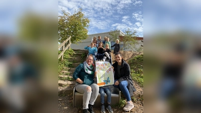 V.l.: Nicole Pestinger von der Projekt Begegnung gGmbH, Kinder der Grundschulen Boffzen und Lauenförde und Julia Knaup von der Samtgemeinde Boffzen. (Foto: Marc Otto)