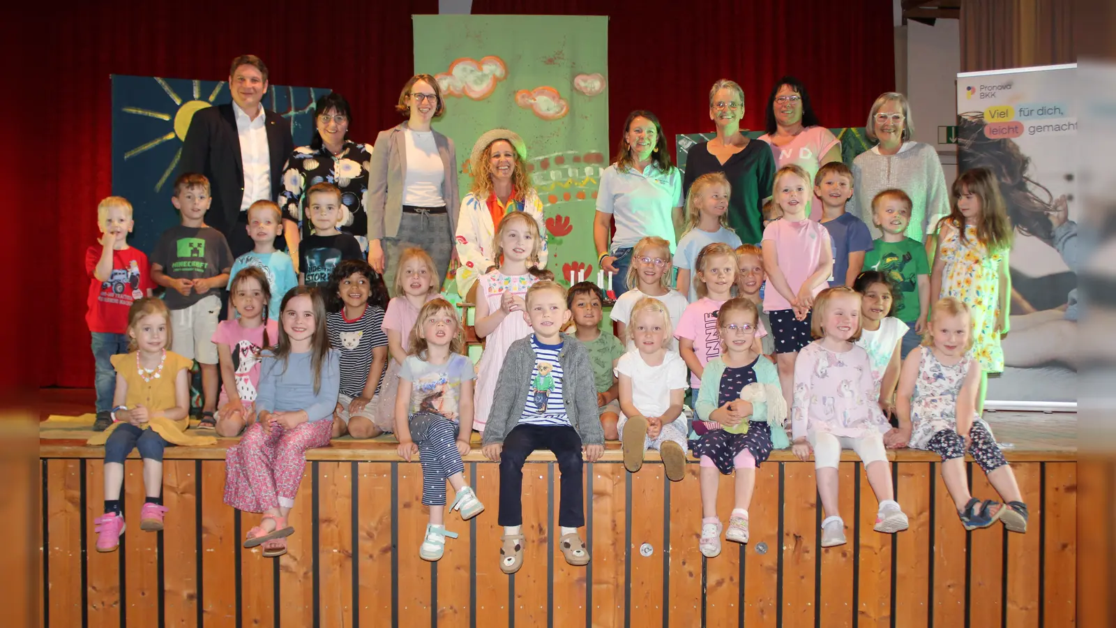 Auch in der Borgentreicher Stadthalle fand eine Theateraufführung für die Kinder der verschiedenen Kitas statt. Mit dabei waren (v.l.) Borgentreichs Bürgermeister Nicolas Aisch, Martina Stüve (Leitung Familienforum Borgentreich), Annemarie Berghoff (ECHT DABEI-Coach, Yasmin Röckel (Kindertheater Radelrutsch), Sonja Trautmann (Pronova BKK), Michaele Berlage (Kindergarten Großeneder), Daniela Evers (Kindergarten Körbecke) und Ulrike Schmidt (Kreis Höxter). (Foto: Kreis Höxter)