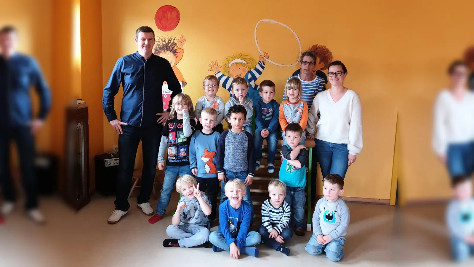 V.l.: Pascal Fehling, Kindergartenleiterin Christina Sonne sowie die Kassiererin des Fördervereins der Grundschule Janine Stoyhe freuen sich gemeinsam mit den Kindern über die Spenden. (Foto: Foto: privat)