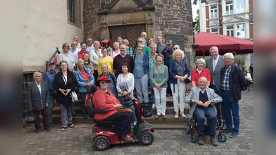 Wiedersehen in Höxter: Bürgermeister Daniel Hartmann (2.v.r) heißt die Gruppe aus Sudbury vor dem Historischen Rathaus willkommen. (Foto: Stadt Höxter)