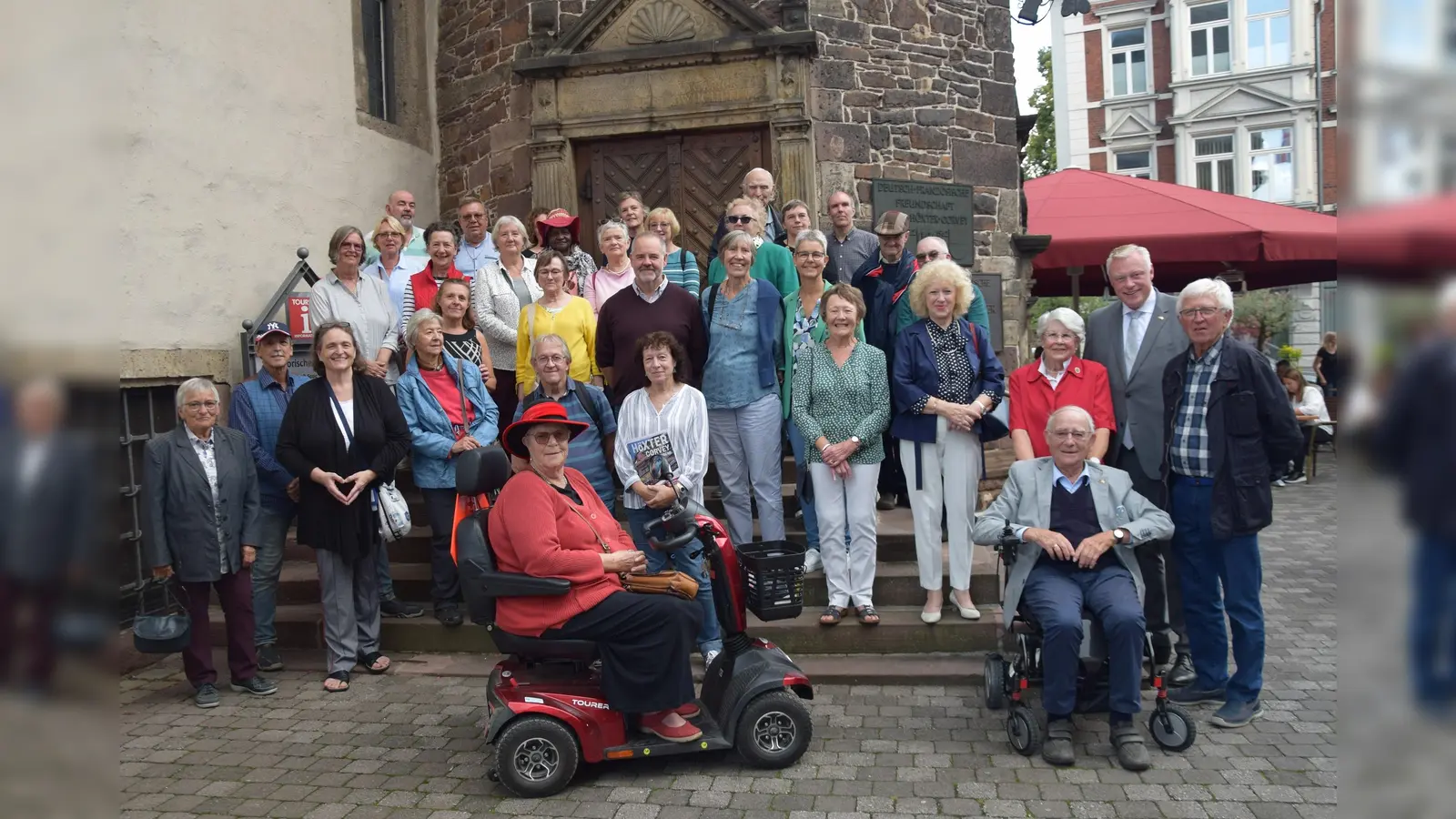 Wiedersehen in Höxter: Bürgermeister Daniel Hartmann (2.v.r) heißt die Gruppe aus Sudbury vor dem Historischen Rathaus willkommen. (Foto: Stadt Höxter)