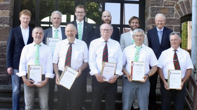 Ehrungen auf Verbandsebene: (hinten v.l.) Vorsitzender FLVW des Kreises Höxter Martin Derenthal, Vorstandsmitglieder Bernd Tegethoff, Marcel Konzek, David Göllner, Lukas Baudis und Bürgermeister Hubertus Grimm. (vorne v.l.) Josef Held, Bernward Waßmuth, Berthold Böhner, Rexhep Dullaj, Günter Held (es fehlen: Jörg Piechatzek, Paulus Darley und Heiner Konze).  (Foto: SV Drenke)
