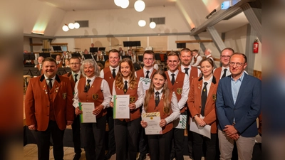 Musikerinnen und Musiker des Musikvereins Ossendorf wurden für herausragende Leistungen und langjährige Mitgliedschaft beim Frühlingskonzert geehrt. Die Ehrungen nahm Carsten Pieper (re.) Vorsitzender des Kreisverbandes Höxter im Volksmusikerbund NRW, vor. (Foto: Musikverein Ossendorf / privat)