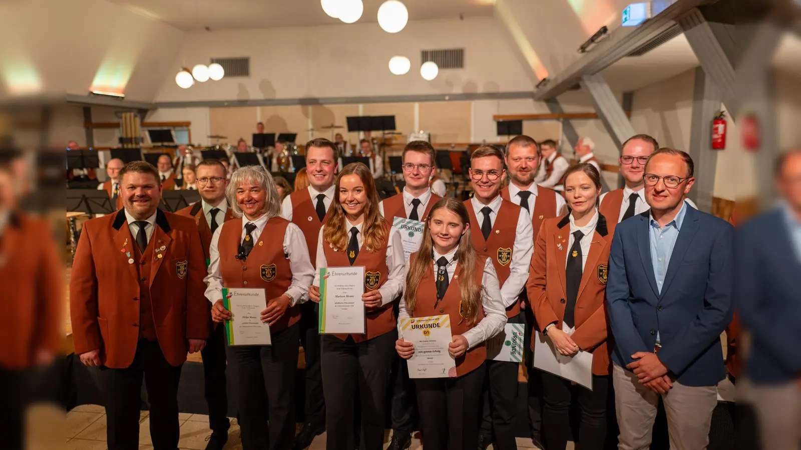 Musikerinnen und Musiker des Musikvereins Ossendorf wurden für herausragende Leistungen und langjährige Mitgliedschaft beim Frühlingskonzert geehrt. Die Ehrungen nahm Carsten Pieper (re.) Vorsitzender des Kreisverbandes Höxter im Volksmusikerbund NRW, vor. (Foto: Musikverein Ossendorf / privat)