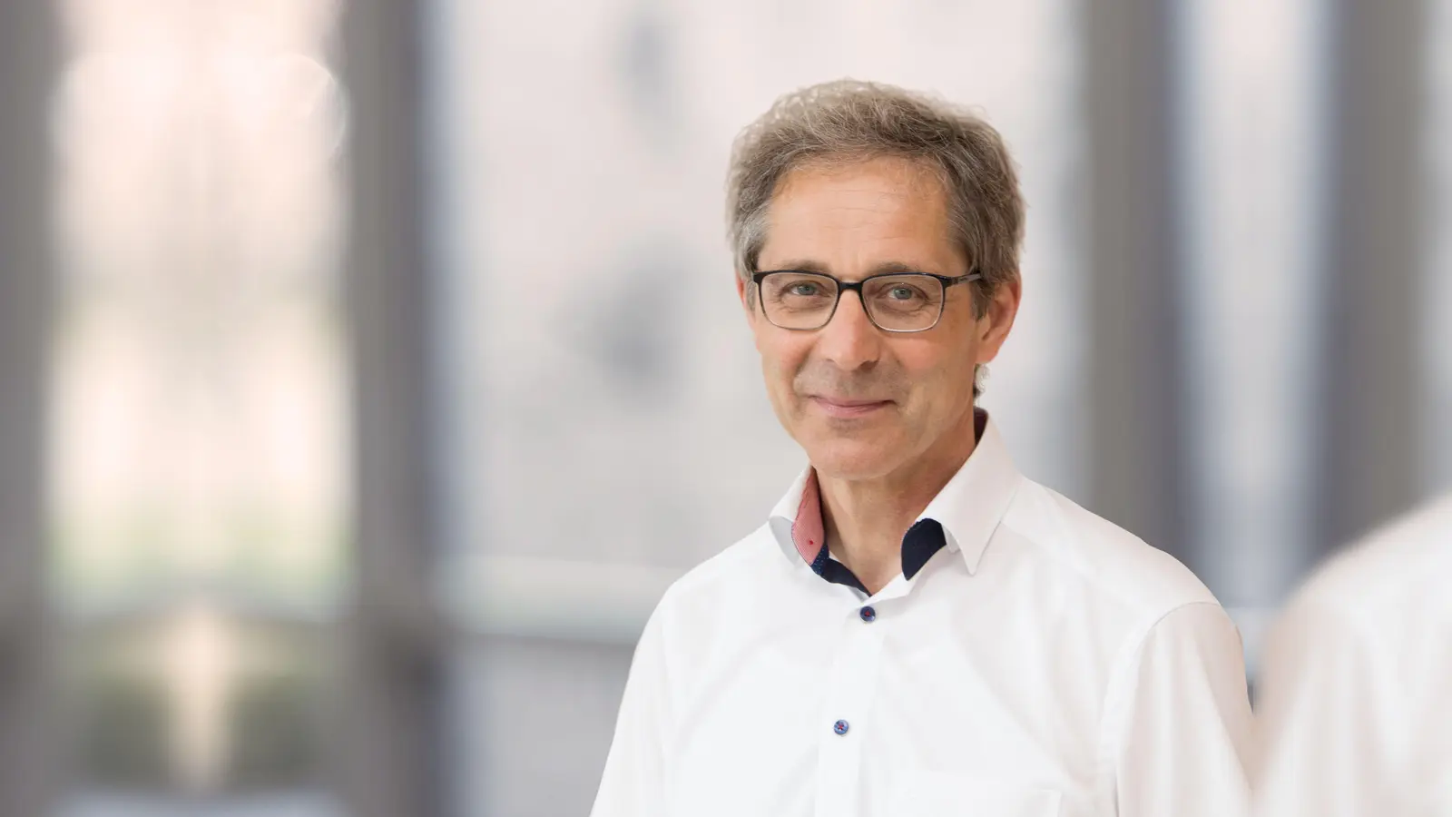 Dr. Josef Nelles nimmt am bundesweiten Aktionstag gegen den Schmerz teil und berät Patienten in einer kostenlosen Telefon-Hotline. (Foto: KHWE)