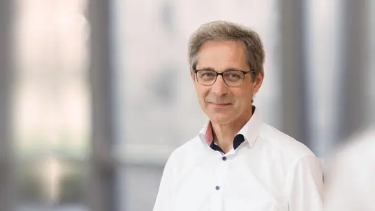 Dr. Josef Nelles nimmt am bundesweiten Aktionstag gegen den Schmerz teil und berät Patienten in einer kostenlosen Telefon-Hotline. (Foto: KHWE)