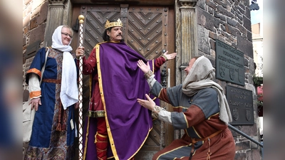 Reenactment in Höxter: Frankenkönig Karl der Große (Markus Zwittmeier) in Begleitung von seiner Königin Fastrada trifft bei der Ausstellungseröffnung auf die Dame von Bergkamen (Sally Schönekess), eine wohlhabende Sächsin. (Foto: Huxarium Gartenpark Höxter)