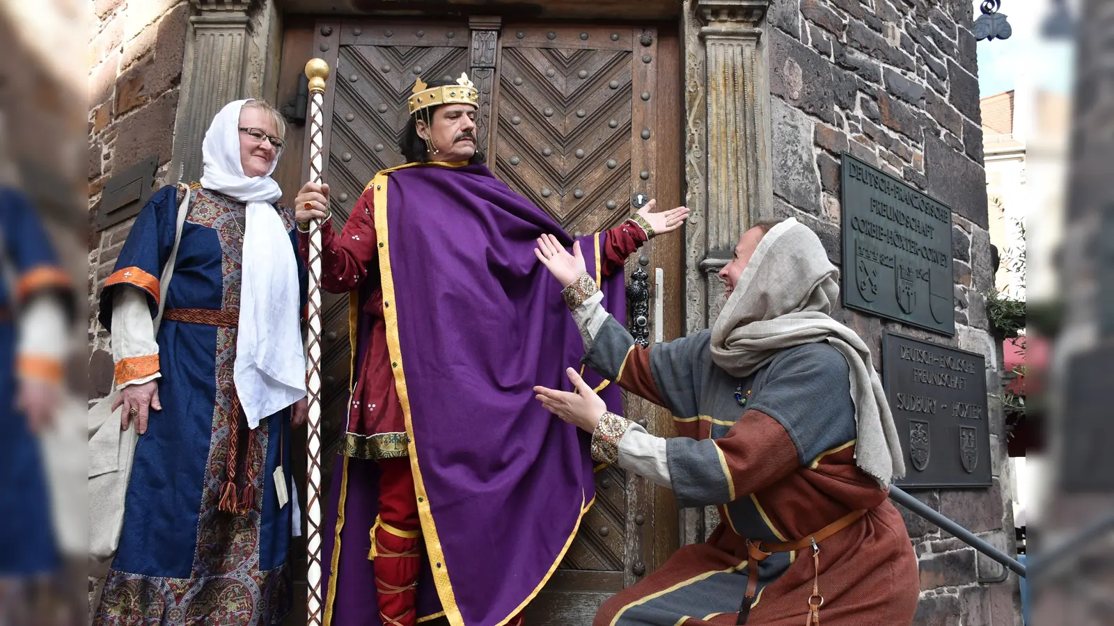Reenactment in Höxter: Frankenkönig Karl der Große (Markus Zwittmeier) in Begleitung von seiner Königin Fastrada trifft bei der Ausstellungseröffnung auf die Dame von Bergkamen (Sally Schönekess), eine wohlhabende Sächsin. (Foto: Huxarium Gartenpark Höxter)