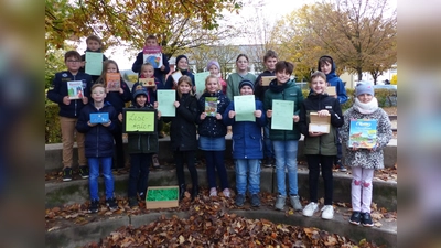 Die Kinder nahmen voll Vorfreude Schatzkisten und Formulare in Empfang.  (Foto: Grundschule Beverungen)