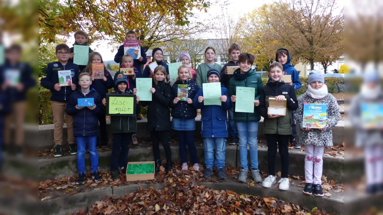 Die Kinder nahmen voll Vorfreude Schatzkisten und Formulare in Empfang.  (Foto: Grundschule Beverungen)