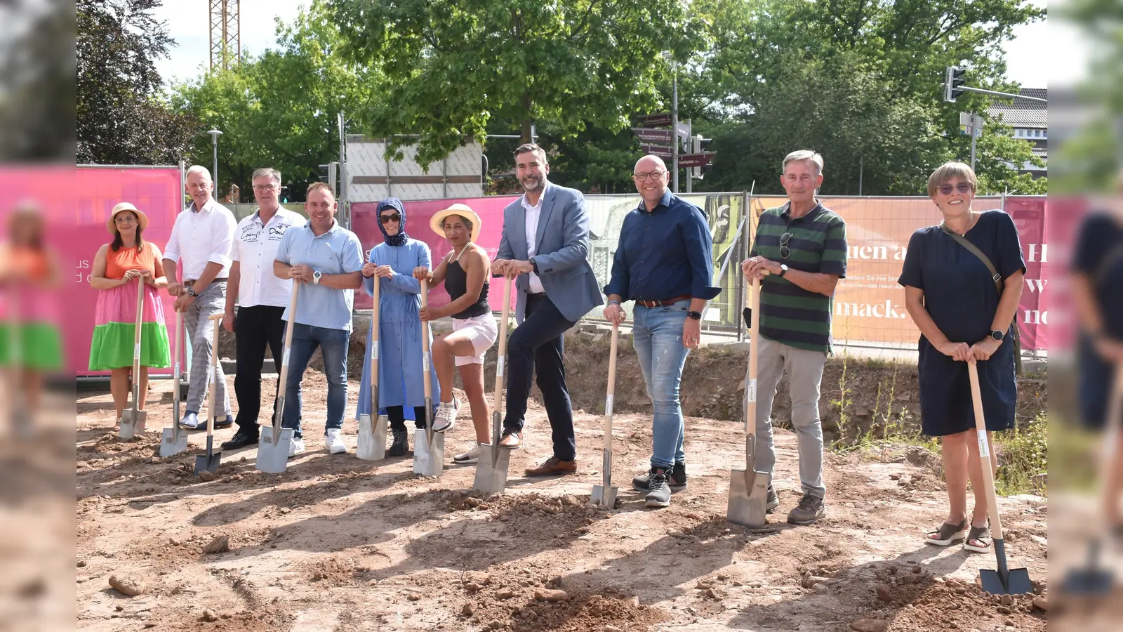 Zum 1. Spatenstich hatten sich Planende, Unterstützende und Umsetzende auf der Baustelle versammelt.  (Foto: Barbara Siebrecht)