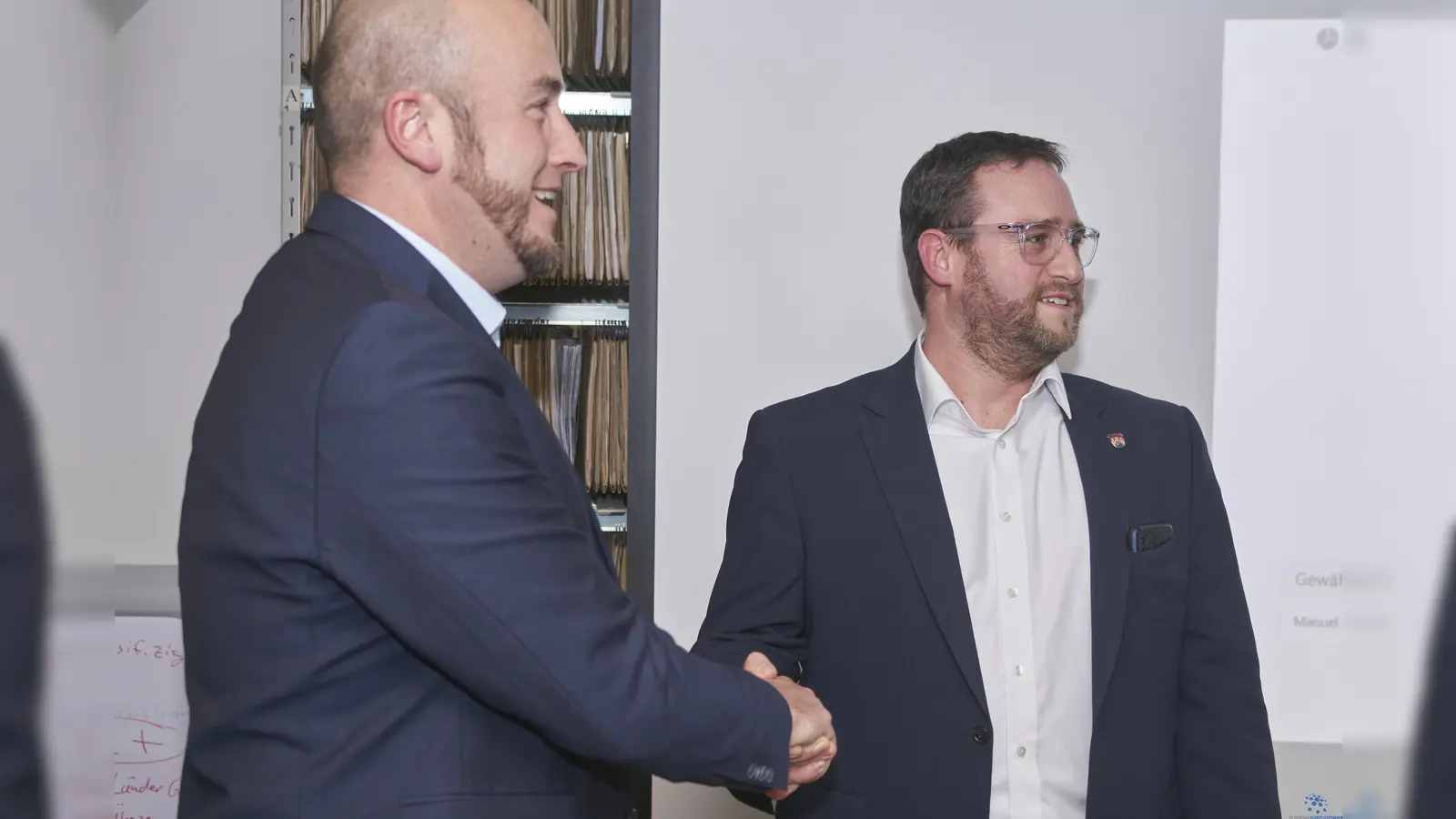 Wahlleiter und Amtsinhaber Martin Lange gratulierte als erster seinem gewählten Nachfolger Manuel Zeich. (Foto: Stefan Bönning)