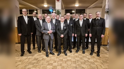 V.l.: Mario Schmidt (Vorsitzender) Matthias Brinkmann (Fähnrich), Fritz Sasse (Jubilar 60 Jahre), Thomas Schlitt (Jubilar 25 Jahre), Theodor Kösters (Jubilar 50 Jahre), Hans Dieter Herbst (Jubilar 50 Jahre), Falk Saleik (Jubilar 25 Jahre), Andreas Wiegand (2.Vorsitzender), Thomas Herbold (Jubilar 25 Jahre), Theo Nüsse (Jubilar 50 Jahre), Sebastian Strathausen (Fahnenoffizier), Michael Wiegand (Jubilar 25 Jahre), Georg Vogt (Geschäftsführer), Markus Jeziorek (Adjutant), Michael Niewels (Oberst) und Präses Bernd Götze. (Foto: privat)