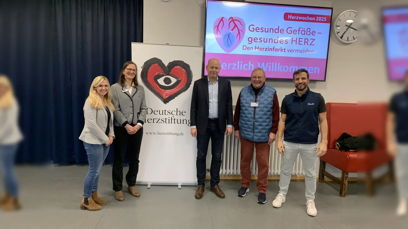 Informierten über die Herzgesundheit in der BBS: Teresa Seela (Gesundheitsförderung GA), Dr. Doris Thieme Thörel (Leitung GA), Dr. med. Jan Körfer (Chefarzt ev. Bathildiskrankenhaus in Bad Pyrmont), Jürgen Loh (ehrenamtlich Beauftragter der Herzstiftung), Steve Sander (Geschäftsführer KSB). (Foto: Landkreis Holzminden)