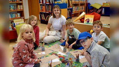 Die Vorschulkinder der KiTa St. Marien Tietelsen hatten zusammen mit der Erzieherin Lina Marunde viel Spaß mit dem Bilderbuch „Lottes erster Schultag”. (Foto: Beate Menge)