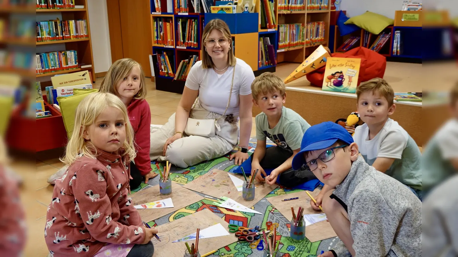 Die Vorschulkinder der KiTa St. Marien Tietelsen hatten zusammen mit der Erzieherin Lina Marunde viel Spaß mit dem Bilderbuch „Lottes erster Schultag”. (Foto: Beate Menge)