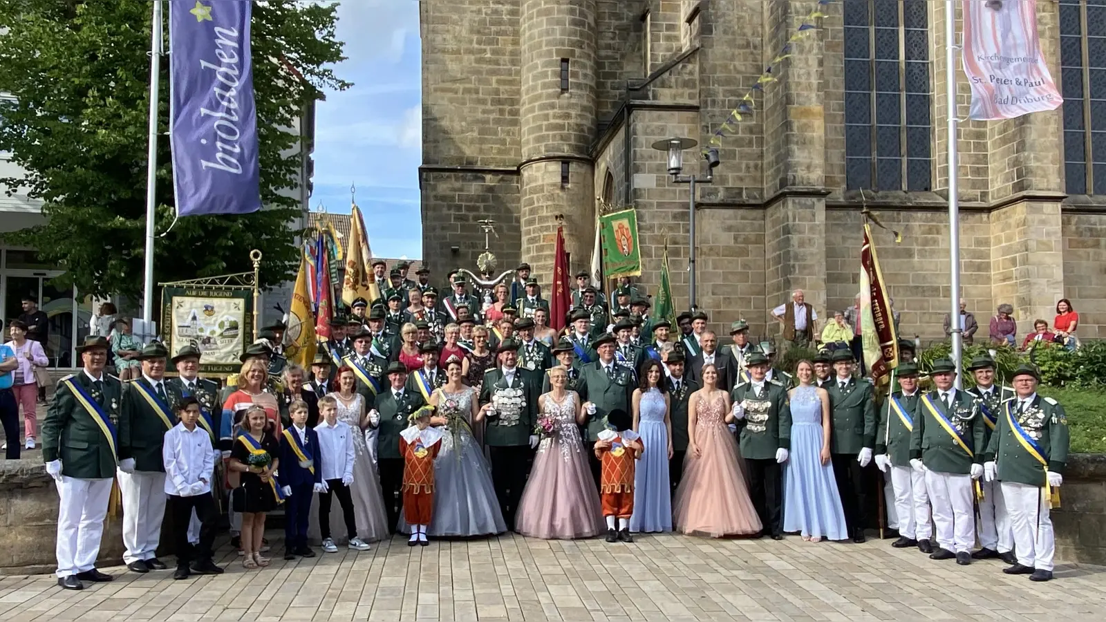 Kinderschützenkönigspaar Severin Meise und Emma Schulze; Schützenkönigspaar Johann Holdreich und Marion Versen und Jungschützenkönigspaar Daniel Heinemann und Alina Streitbürger mit Ihrem Hofstaat, Fahnenabordnungen, Vorstand und Ehrengästen. (Foto: privat)