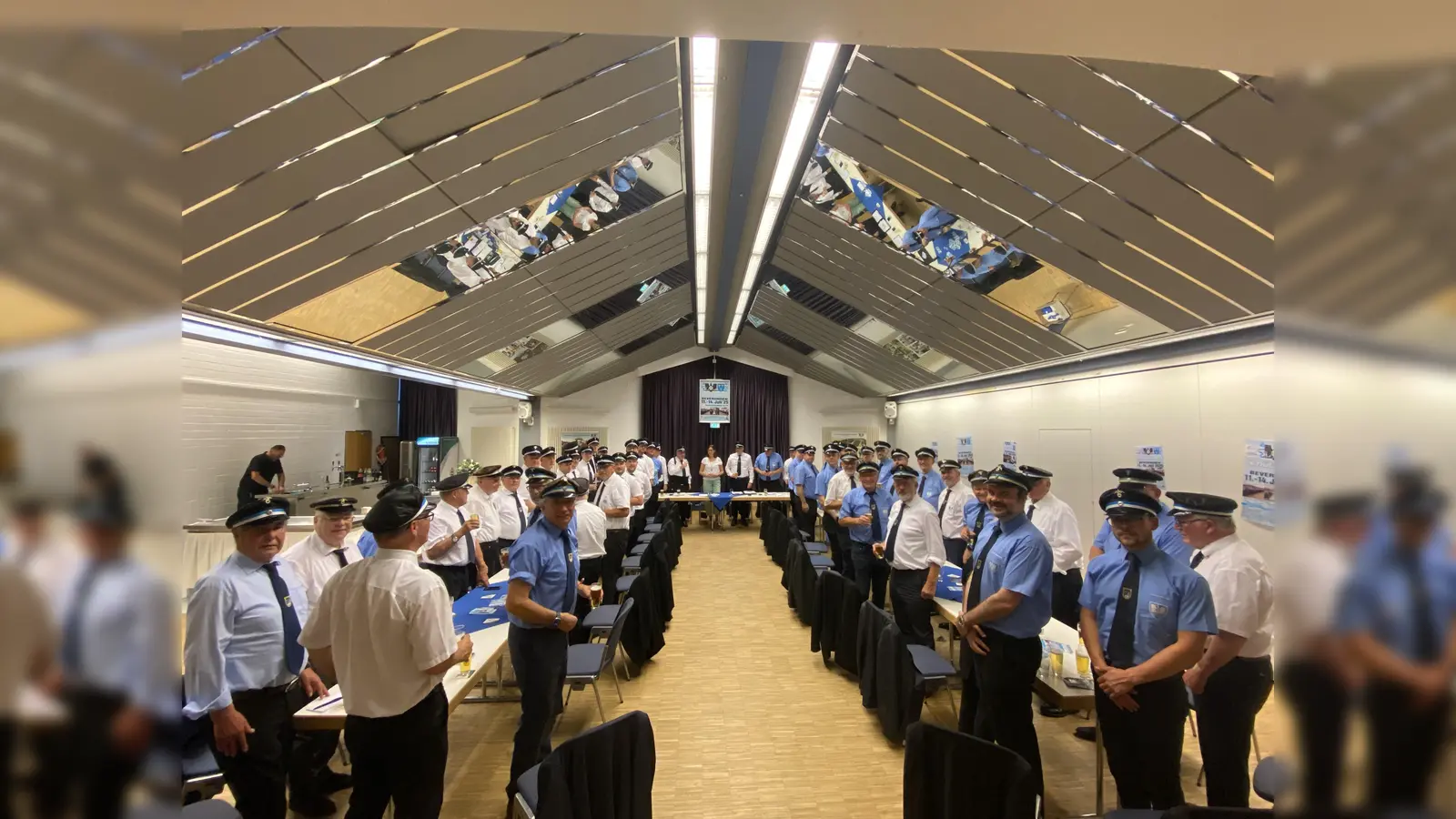 Die Offiziere und Offiziere-AD des Schützenvereins Beverungen von 1616 e.V. sowie seine Ehrengäste auf der Ehemaligenversammlung 2025. (Foto: privat)