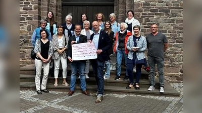 Lions-Präsident Frank Wilk und Schatzmeister Jörg Albers bei der Übergabe der Spenden vor der Kilianikirche in Höxter. (Foto: privat)