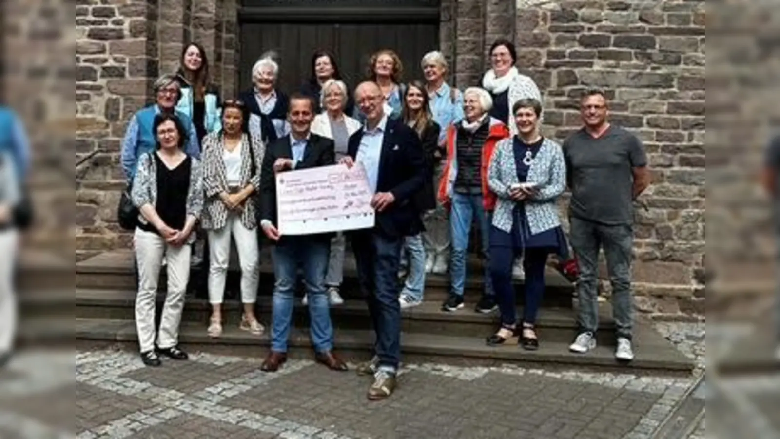 Lions-Präsident Frank Wilk und Schatzmeister Jörg Albers bei der Übergabe der Spenden vor der Kilianikirche in Höxter. (Foto: privat)