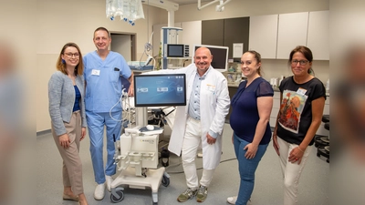 V.l.: Juliane Gierke (Standortleitung St. Ansgar Krankenhaus), Dr. Michael Härtlein (Leitender Oberarzt der Klinik für Urologie und Kinderurologie), Dr. Saša Pokupić (Chefarzt der Klinik für Urologie und Kinderurologie), Carolin Kuntze (Leitung Medizintechnik) und Simone Schlüter (Teamleitung Pflege). (Foto: KHWE)