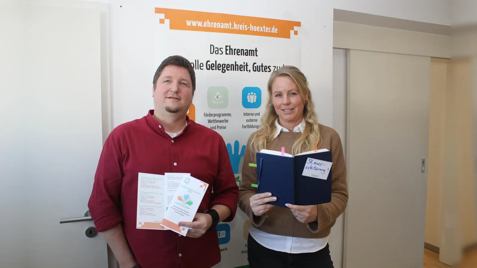 Ehrenamtsmanagerin Katharina Serinelli und Sascha Atteln von der Geschäftsstelle Ehrenamt des Kreises Höxter freuen sich auf die Online-Fortbildung „Steuerpflichten und Steuererklärungen in gemeinnützigen Vereinen“ und setzen auf rege Resonanz. Anmeldungen können ab sofort vorgenommen werden. (Foto: Kreis Höxter)