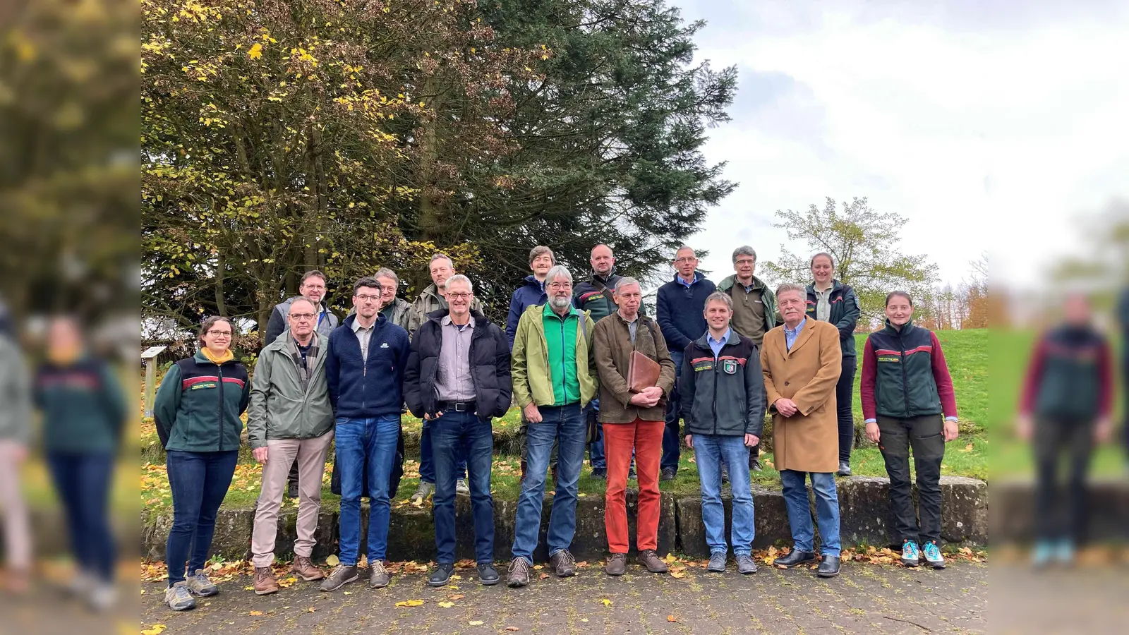 Die teilnehmenden amtlichen wie ehrenamtlichen Naturschützerinnen und Naturschützer des Informationstermines. (Foto: Roland Schockemöhle, Wald und Holz NRW)