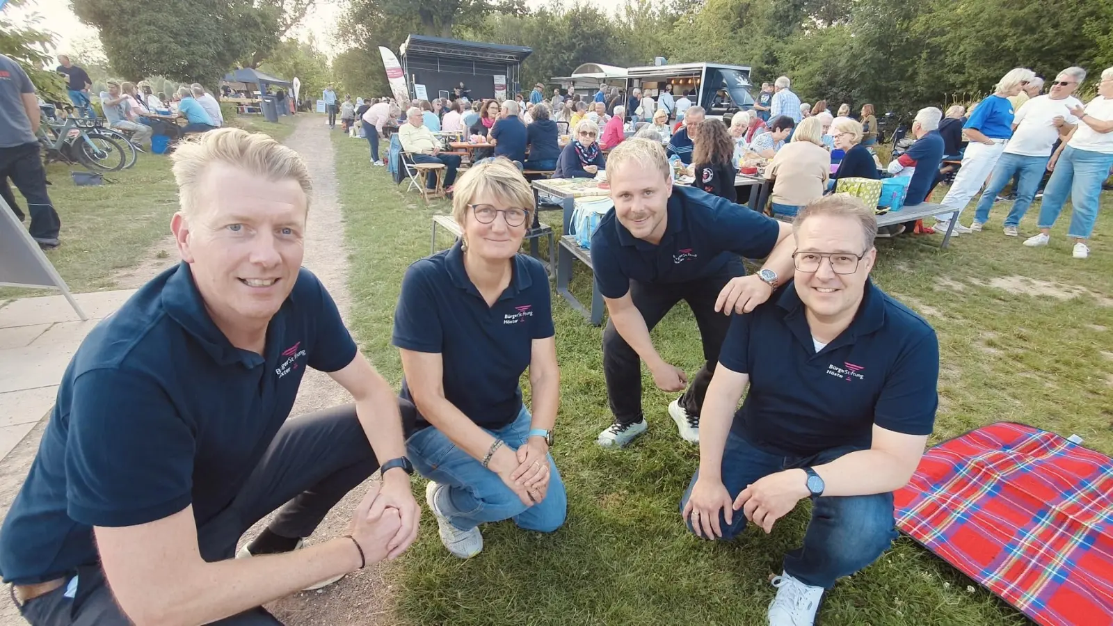 Zufrieden mit Wetter und Stimmung beim Feierabendpicknick - Markus Finger (stellvertretender Vorsitzender), Claudia Pelz-Weskamp(Vorsitzende) Stefan Borgolte (Schriftführer) und Christoph Missing freuen sich über einen gelungenen Abend auf der Weserscholle. (Foto: Bürgerstiftung Höxter)
