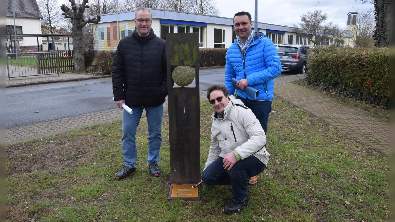 V.l.: Ortsvorsteher Ingo Pies, Bauhofleiter Manfred Falkenhain und Bürgermeister Torsten Busse beim Anbringen der Hinweistafel. (Foto: Marc Otto)