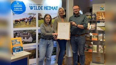 V.l.: Christina Felde, Silvana Westbomke und Manuel Liebig (Solling-Vogler-Region im Weserbergland e.V.) nehmen stolz die Q-Zertifizierung der Stufe 1 entgegen. (Foto: SVR)