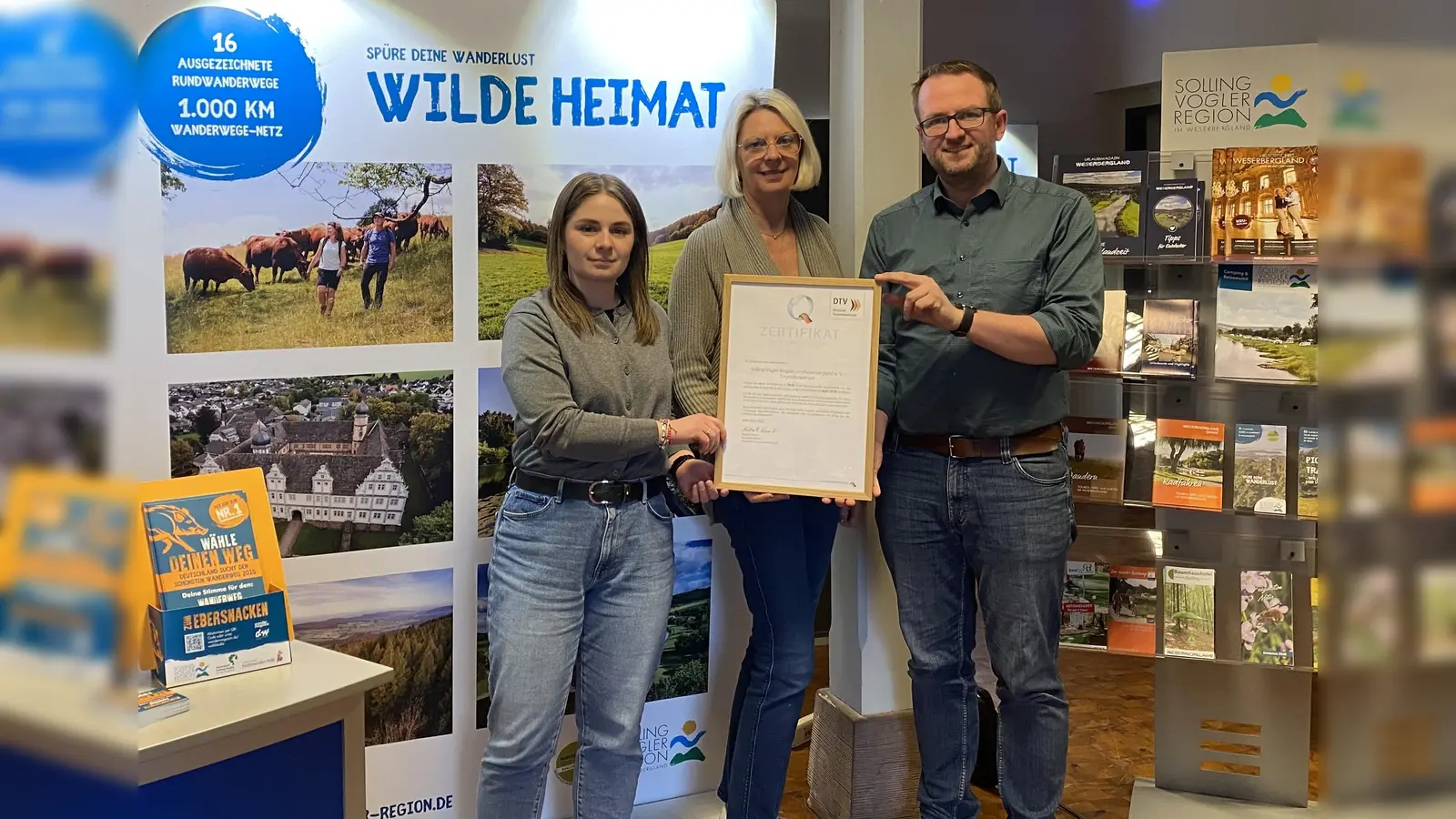 V.l.: Christina Felde, Silvana Westbomke und Manuel Liebig (Solling-Vogler-Region im Weserbergland e.V.) nehmen stolz die Q-Zertifizierung der Stufe 1 entgegen. (Foto: SVR)
