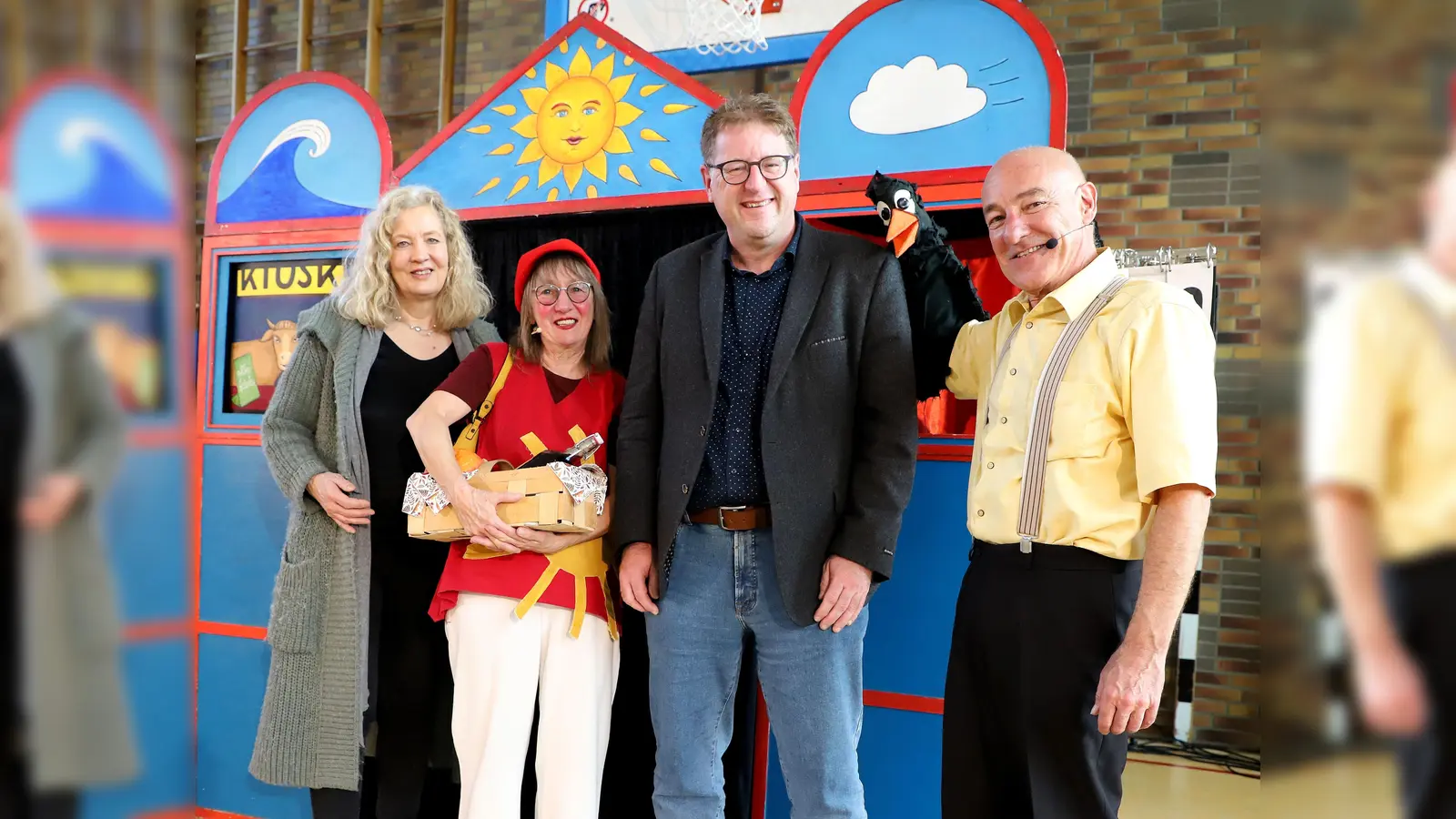 Thomas Ackermann, Dezernent für Umwelt und Klimaschutz im Landkreis Kassel (2.v.r.) und Kerstin Linne von der Energieagentur des Landkreises (links) setzen sich dafür ein, dass die Landesförderung für das Energietheater an Grundschulen über das Jahr 2022 hinaus fortgesetzt wird.  (Foto: A. Bernhard/Landkreis Kassel)