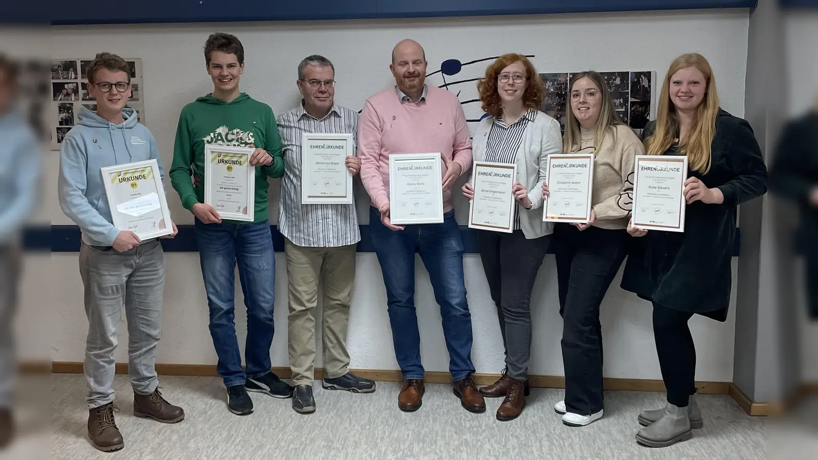 Ehrungen (v.l.): Claudius May, Constantin May, Johannes Riepe, Henry Klare, Anna Engemann, Josephin Weber, Svea Sievers, es fehlen: Miika Piljug, Rainer Sökefeld. (Foto: privat)