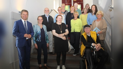 Landrat Michael Stickeln (links) und Julia Siebeck (Zweite von links) mit der Gruppe der Künstlerinnen und Künstler, die im Kreishaus ihre beeindruckenden Werke präsentieren. (Foto: Kreis Höxter)