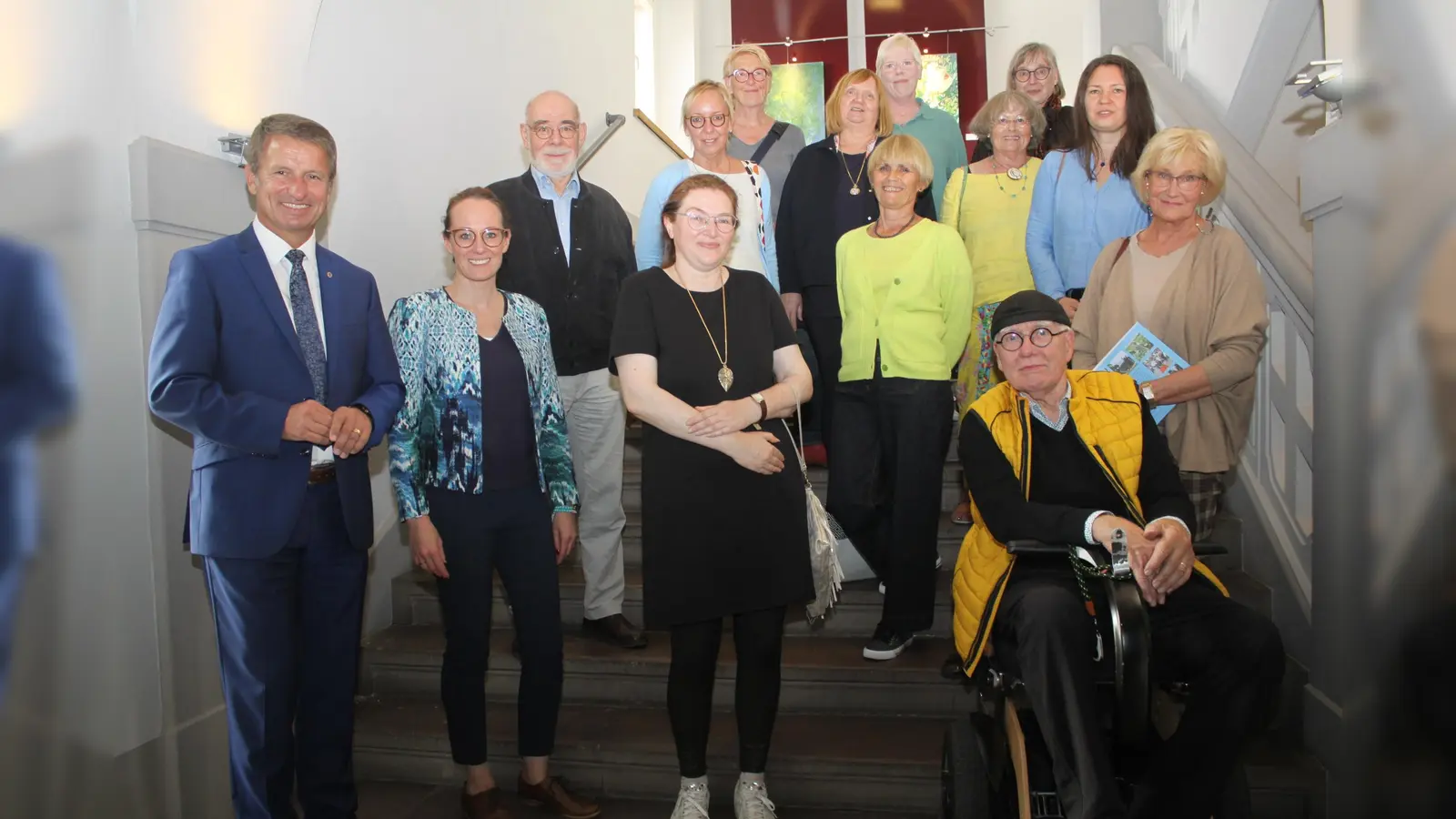 Landrat Michael Stickeln (links) und Julia Siebeck (Zweite von links) mit der Gruppe der Künstlerinnen und Künstler, die im Kreishaus ihre beeindruckenden Werke präsentieren. (Foto: Kreis Höxter)