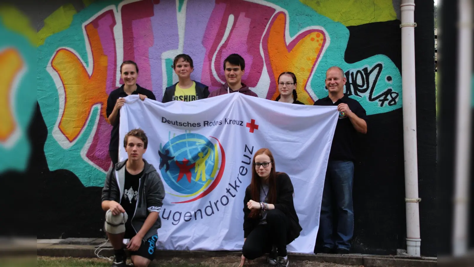Rebecca Diener (l.) und Arne Süßmuth (r.) freuen sich über ihre ersten Mitglieder (v.li.): Nico Lohöfer, Noel Lohöfer, Maurice Lohöfer, Alicia Spala und Annika Lutze. (Foto: Foto: DRK Bodenwerder)