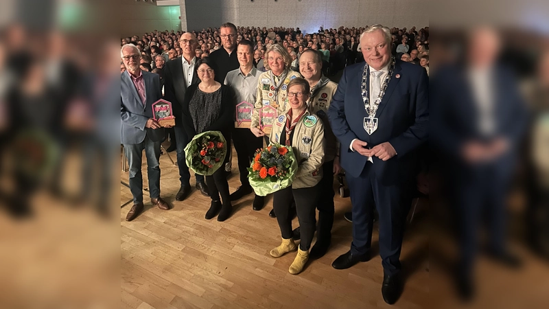 Bürgermeister Daniel Hartmann mit den Preisträgerinnen und Preisträgern des NRW-Heimatpreises 2025. (Foto: Stadt Höxter)