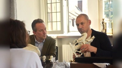 Glas-Experte Dr Dedo v. Kerssenbrock-Krosigk (links) und Museumsleiter Dr. Christian Lechelt gaben Auskunft über Sammlerstücke.  (Foto: Barbara Siebrecht)