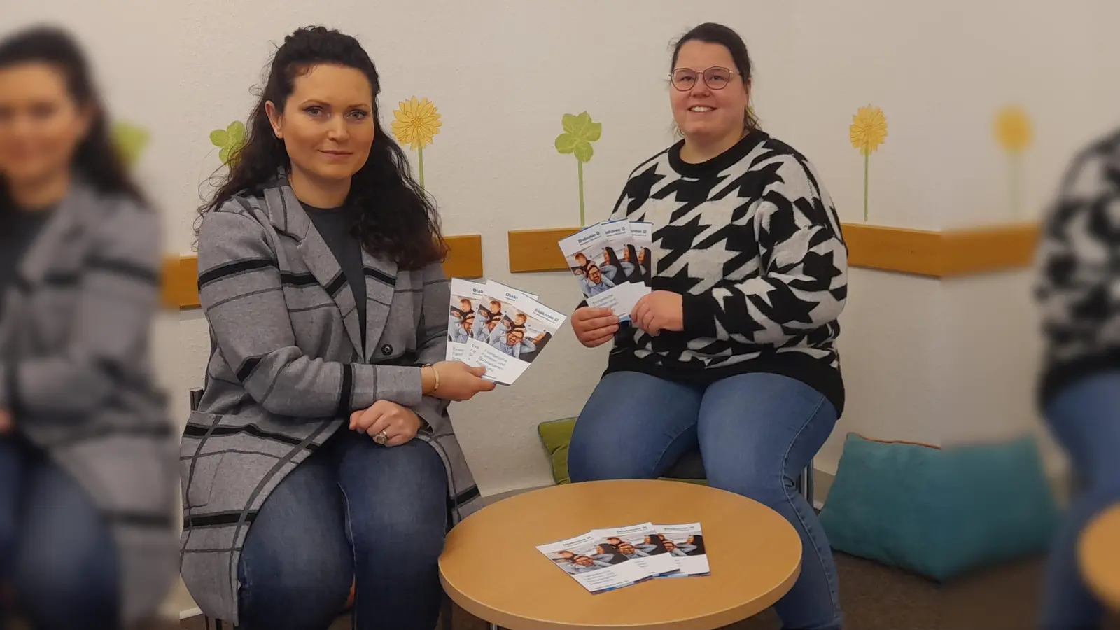 Svenja Schimmeyer und Laureta Cabra suchen Menschen, die sich ehrenamtlich engagieren möchten. (Foto: Diakonie)