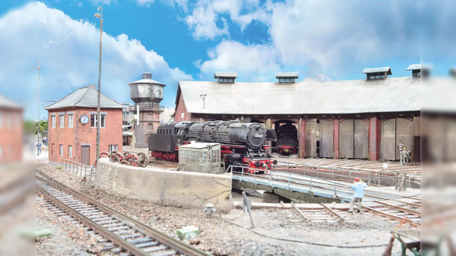 Baureihe 44 auf der Drehscheibe im Bahnbetriebswerk Ottbergen. (Foto: Markus Tiedtke - Sammlung Modellbundesbahn)