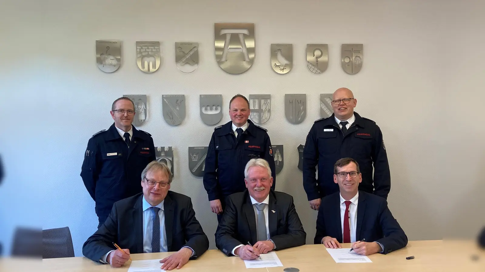  Drei der vier beteiligten Kommunen bei der Unterzeichnung der Erklärung zur Vergabe: (v.l.) Wehrleiter Stefan Kaiser und Bürgermeister Burkhard König (Schmallenberg), Wehrleiter Cyrill Stute und Bürgermeister Thomas Schröder (Marsberg) sowie Wehrleiter Jürgen Rabbe und Bürgermeister Tobias Scherf (Warburg). <br>  (Foto: Stadt Warburg)