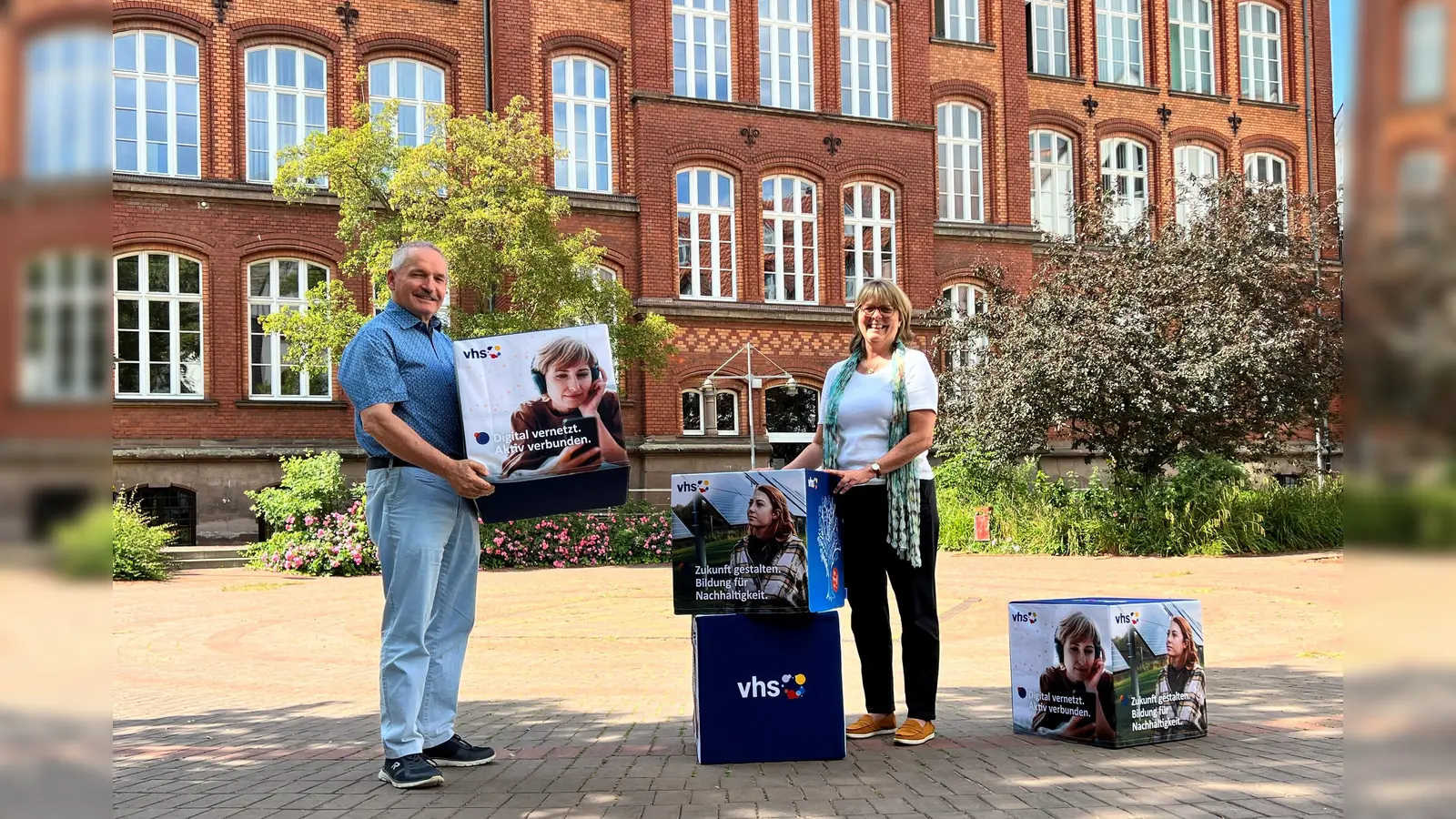 Die VHS-Leitung Rainer Schwiete und Dr. Claudia Gehle präsentieren die neuen Bildungsangebote. (Foto: privat)