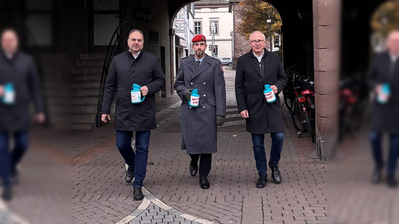 V.l.: Landrat Michael Schünemann, Oberstleutnant Sebastian Busenthür und Burkhard Dörrier in Vertretung für Bürgermeister Christian Belke werben gemeinsam für die Sammlung des Volksbundes Deutsche Kriegsgräberfürsorge. (Foto: Landkreis Holzminden)