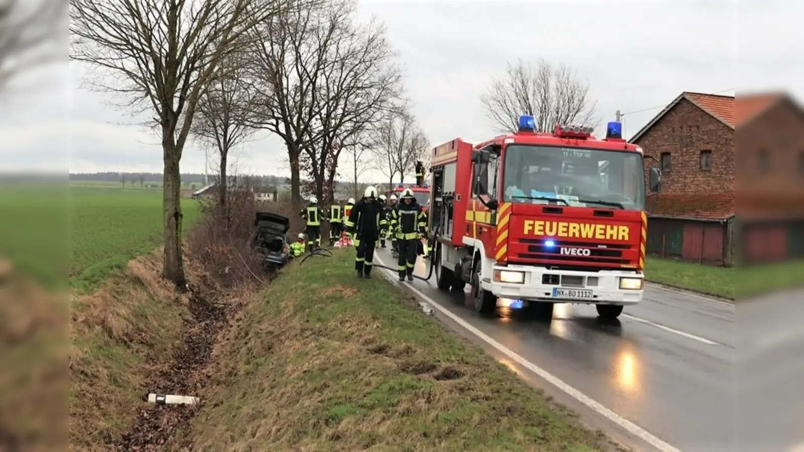 Der Opel blieb im Straßengraben stecken. (Foto: Kreispolizeibehörde Höxter)