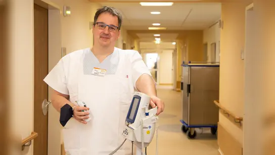 KHWE-Krankenhausseelsorger Stephan Massolle absolviert ein Praktikum in der Pflege, um die Situation der Patienten und Mitarbeiter im Klinikalltag noch besser nachempfinden zu können.  (Foto: KHWE)