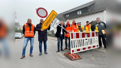 Nach zwei Jahren Bauzeit werden die letzten Schilder abgebaut: Unser Bild zeigt Bauleiter Ulrich Fincke (von links), Bürgermeister Manfred Ludewig, Landrat Andreas Siebert, Volker Löwer von Hessen Mobil, Svwen Maier, Technischer Leiter, Wolfhard Eidenmüller, Stadt Vellmar, Polier Patrick Paul und Oliver Brunkow, Landkreis Kassel.  (Foto: Landkreis Kassel)